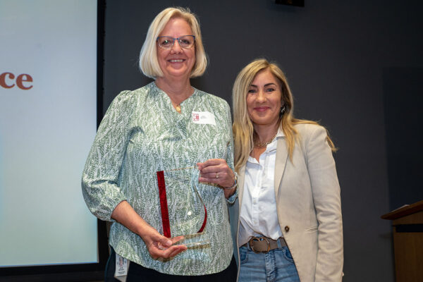 WashU Medicine’s Ritchey receives Gloria White Award